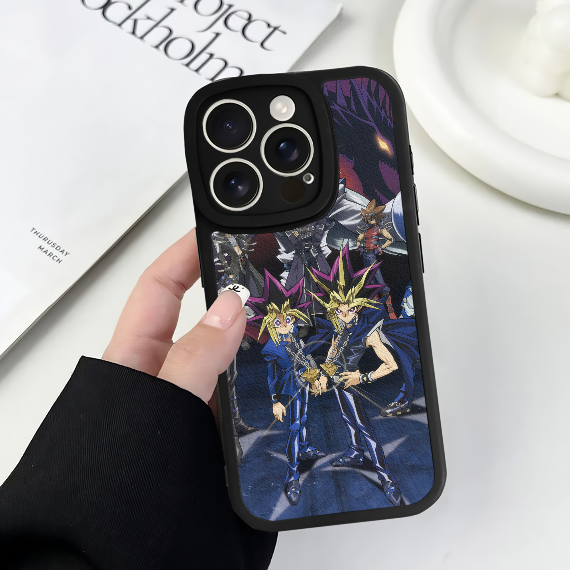 （画像用） 遊☆戯☆王 Yu-Gi-Oh! 【iPhone 16シリーズ対応】シリコンスマホケース（レザー調） 材質：シリコン